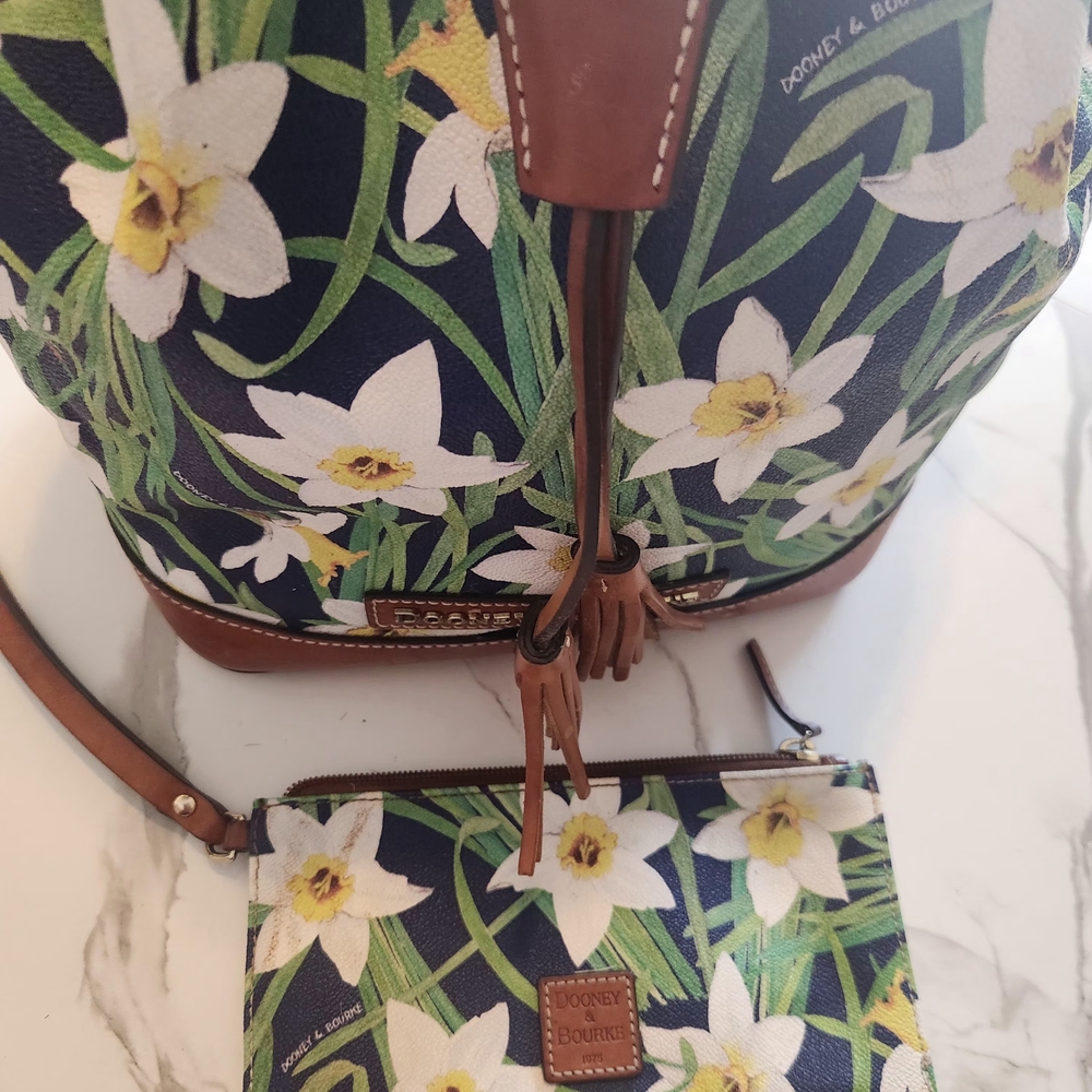 Dooney & Bourke Floral Bucket Bag With Matching Wrislet! - Picture 3 of 12